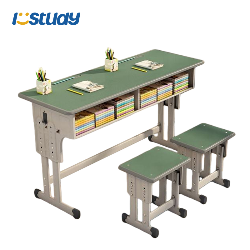 Luokkahuoneen tuoliryhmä oppilaspöydällä