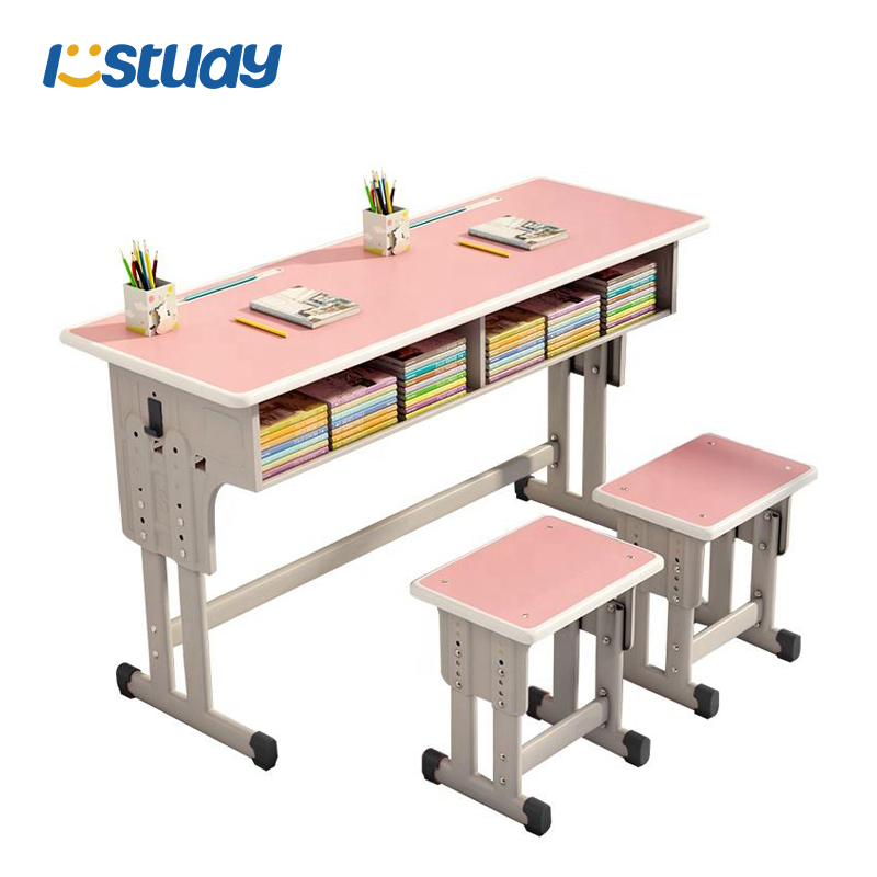 Luokkahuoneen tuoliryhmä oppilaspöydällä