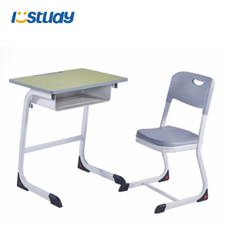 Ensemble de chaises et pupitres pour élèves