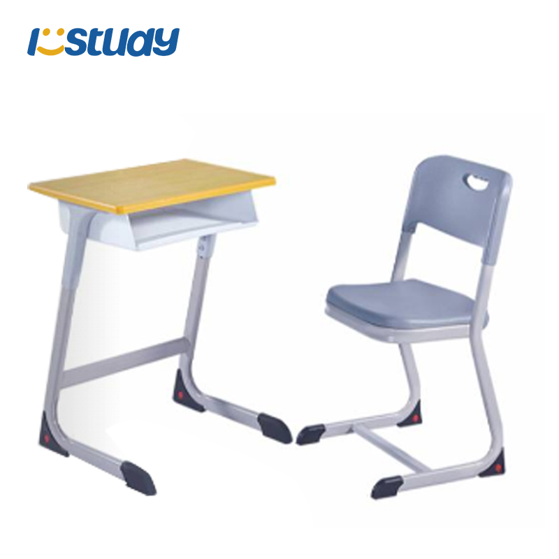 Luokkahuoneen oppilastuolisetti työpöydällä