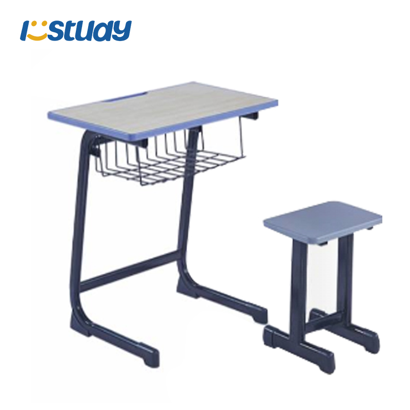 Luokkahuoneen oppilastuolisetti työpöydällä