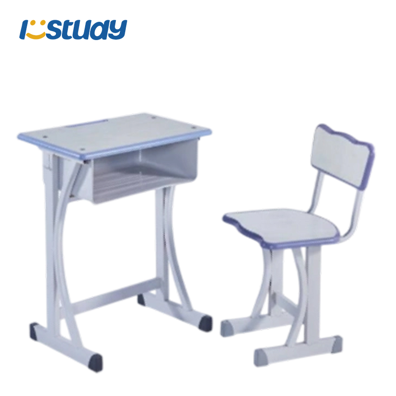 Sada studentských stolů a židlí pro výuku ve třídě