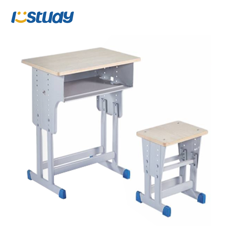 Luokkahuoneen pöydät ja tuolit säilytystilalla