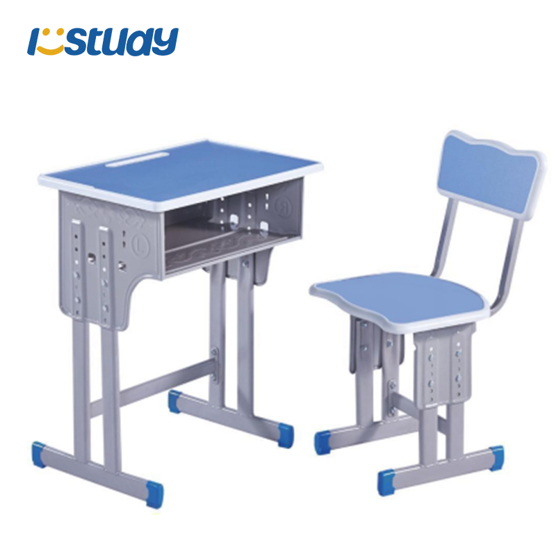 Luokkahuoneen pöydät ja tuolit säilytystilalla