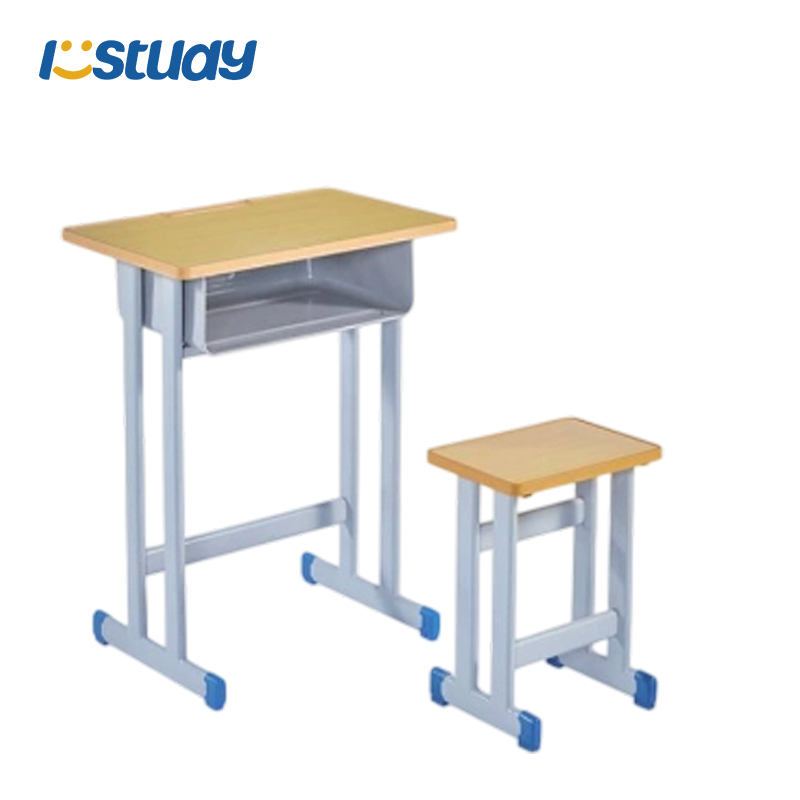 Opiskelijoiden luokkahuoneen työpöytä ja tuoli