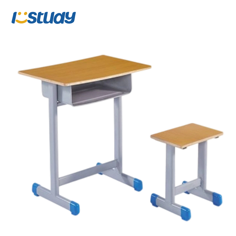 Opiskelijoiden luokkahuoneen työpöytä ja tuoli