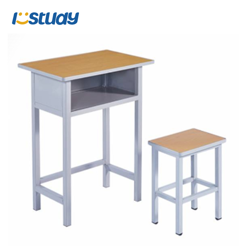 Opiskelijoiden luokkahuoneen työpöytä ja tuoli