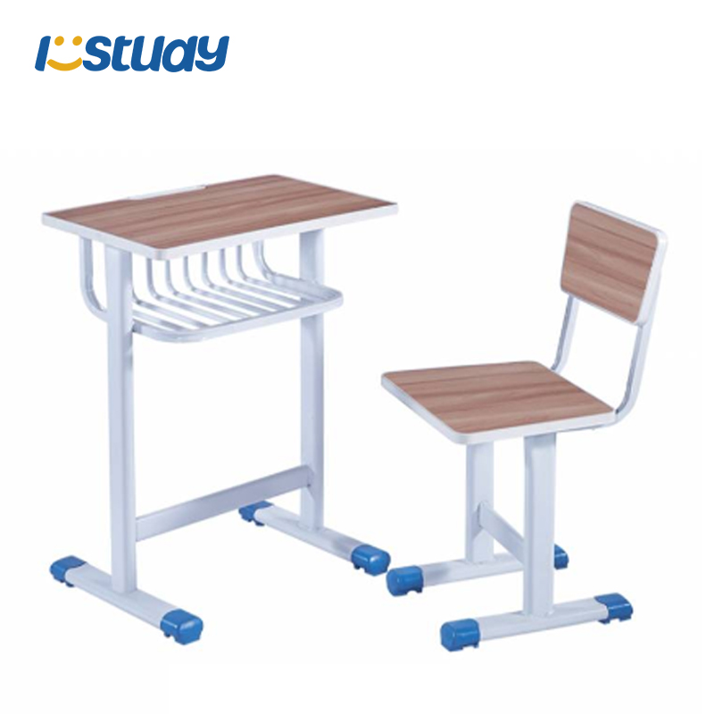 Opiskelijoiden luokkahuoneen työpöytä ja tuoli