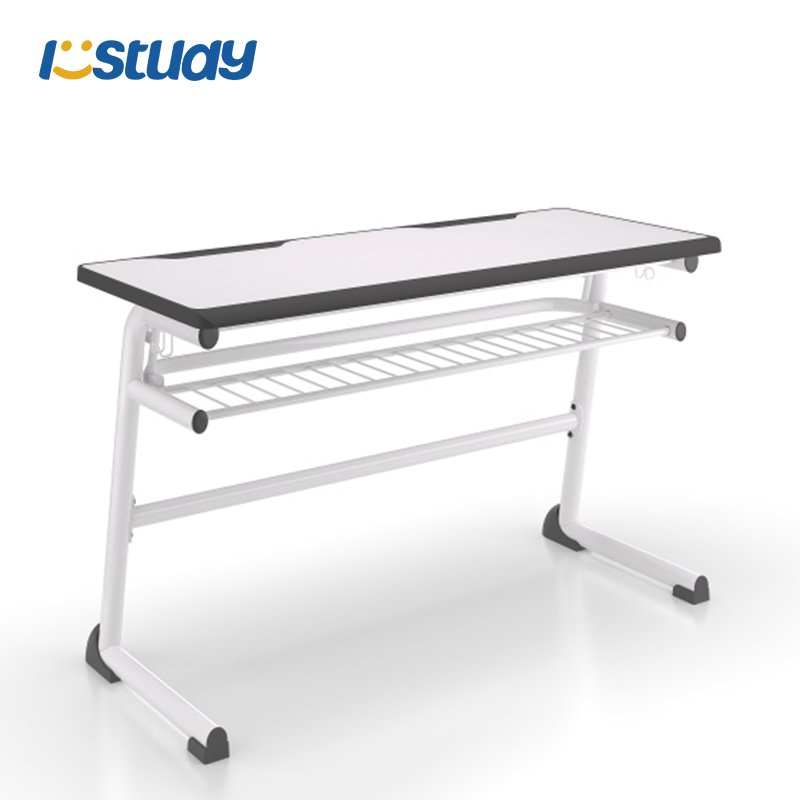 Luokkahuoneen työpöytä moniopiskelijoille