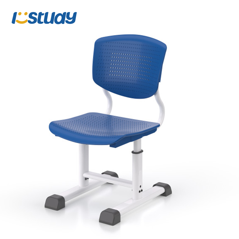 Aikuisille tarkoitettuja pinottavia muovituoleja opiskelijoiden luokkahuoneeseen