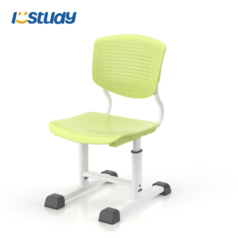 Aikuisille tarkoitettuja pinottavia muovituoleja opiskelijoiden luokkahuoneeseen