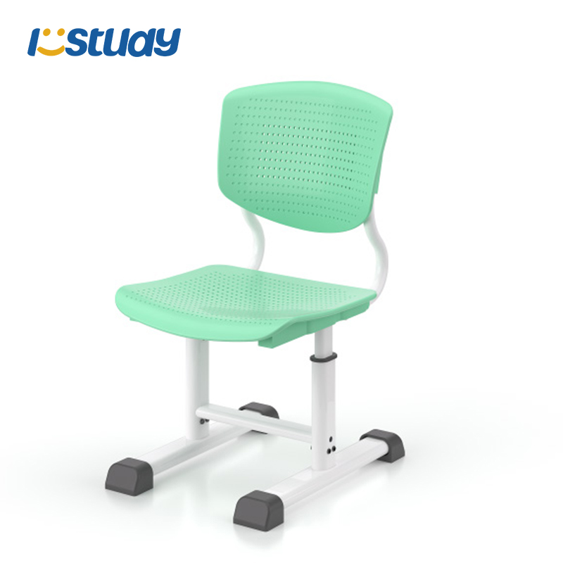 Aikuisille tarkoitettuja pinottavia muovituoleja opiskelijoiden luokkahuoneeseen