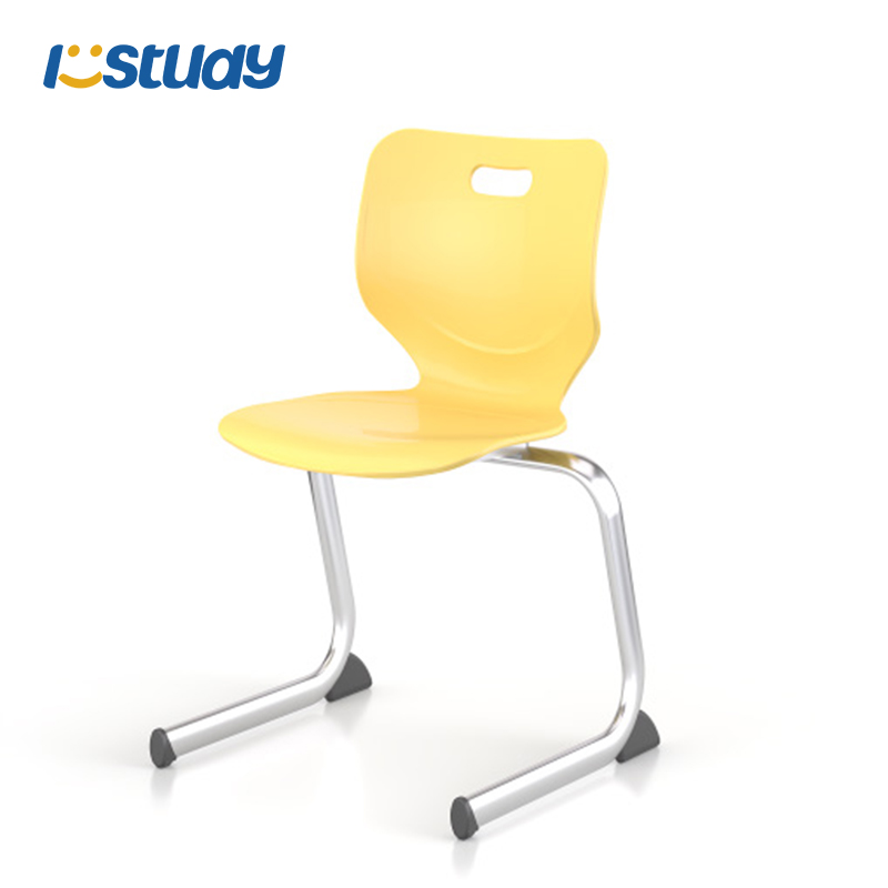 Pinottavat muovituolit oppilaiden luokkahuoneisiin