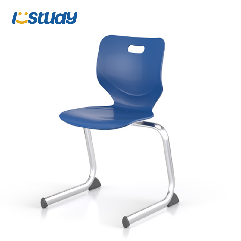 Pinottavat muovituolit oppilaiden luokkahuoneisiin