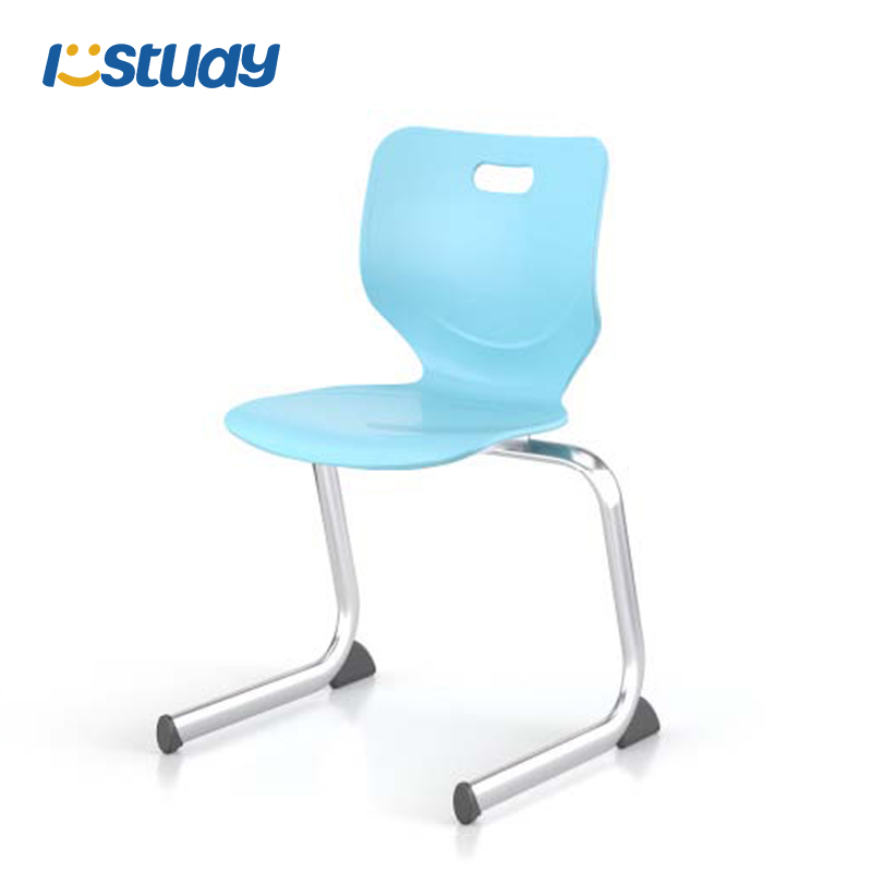 Pinottavat muovituolit oppilaiden luokkahuoneisiin