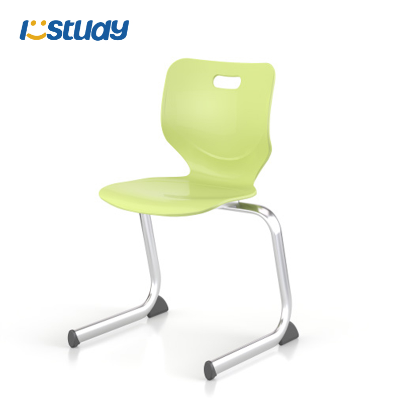 Pinottavat muovituolit oppilaiden luokkahuoneisiin