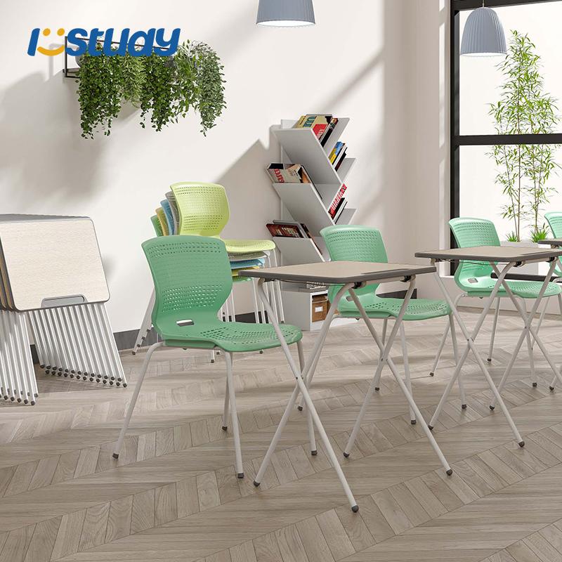 Flexibilní stoly pro studenty ve třídách