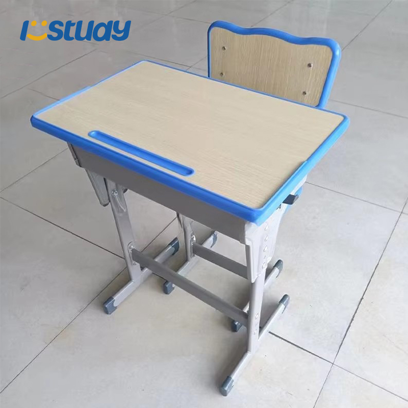 Класні парти з місцем для зберігання та пластиковими стільцями для учнів