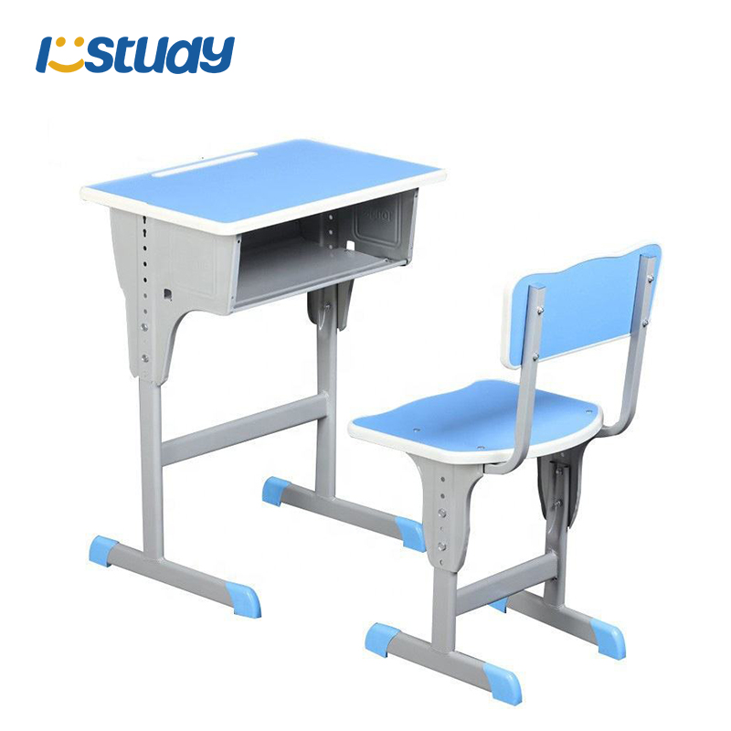 Класні парти з місцем для зберігання та пластиковими стільцями для учнів