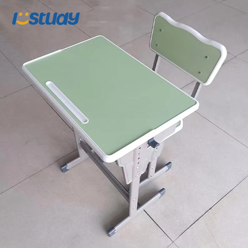 Класні парти з місцем для зберігання та пластиковими стільцями для учнів