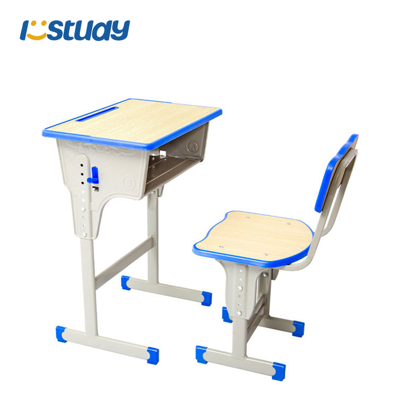 Luokkahuoneen pulpetit ja tuolit modernissa luokkahuoneessa