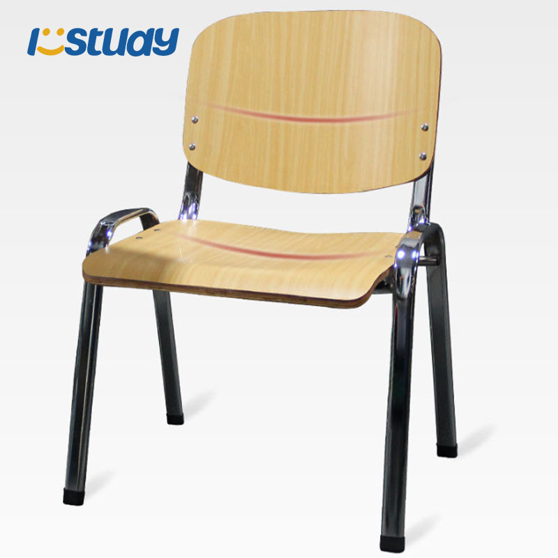 Käsinojallinen harjoittelutuoli koulun luokkahuoneissa