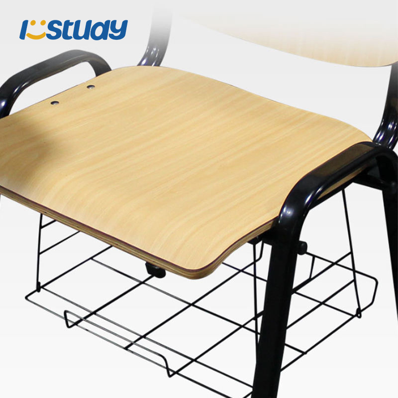 Käsinojallinen harjoittelutuoli koulun luokkahuoneissa