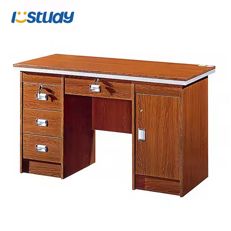 Stórt skrifstofuborð með fagurfræðilega ánægjulegum og lágmarkslegum húsgögnum