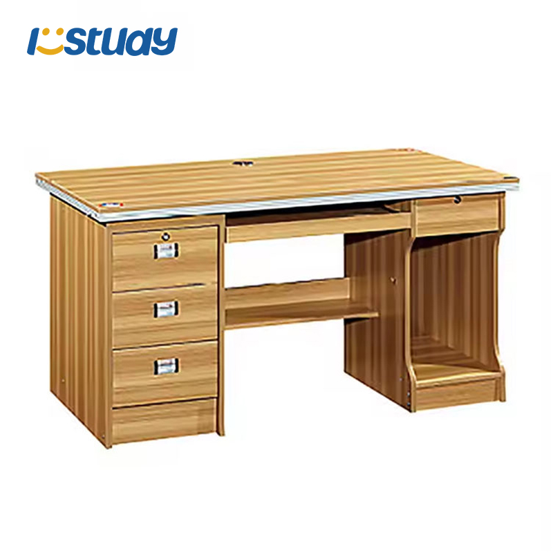 Stórt skrifstofuborð með fagurfræðilega ánægjulegum og lágmarkslegum húsgögnum