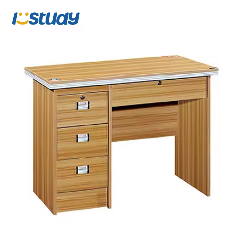 Stórt skrifstofuborð með fagurfræðilega ánægjulegum og lágmarkslegum húsgögnum