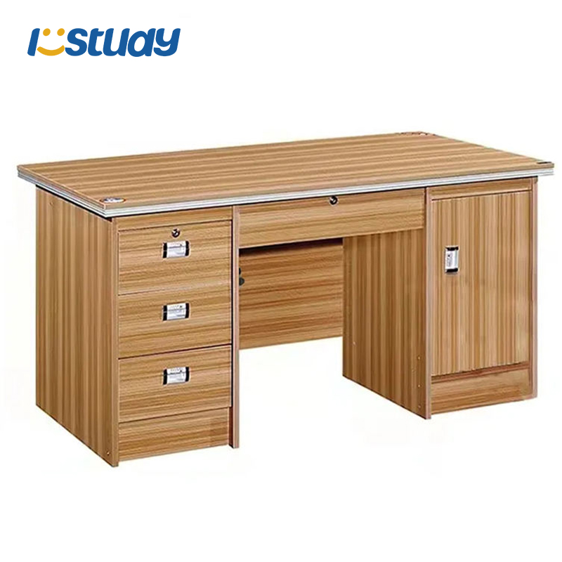 Uma mesa de escritório espaçosa com mobiliário minimalista e esteticamente agradável. Uma mesa de escritório espaçosa com mobiliário minimalista e esteticamente agradável.