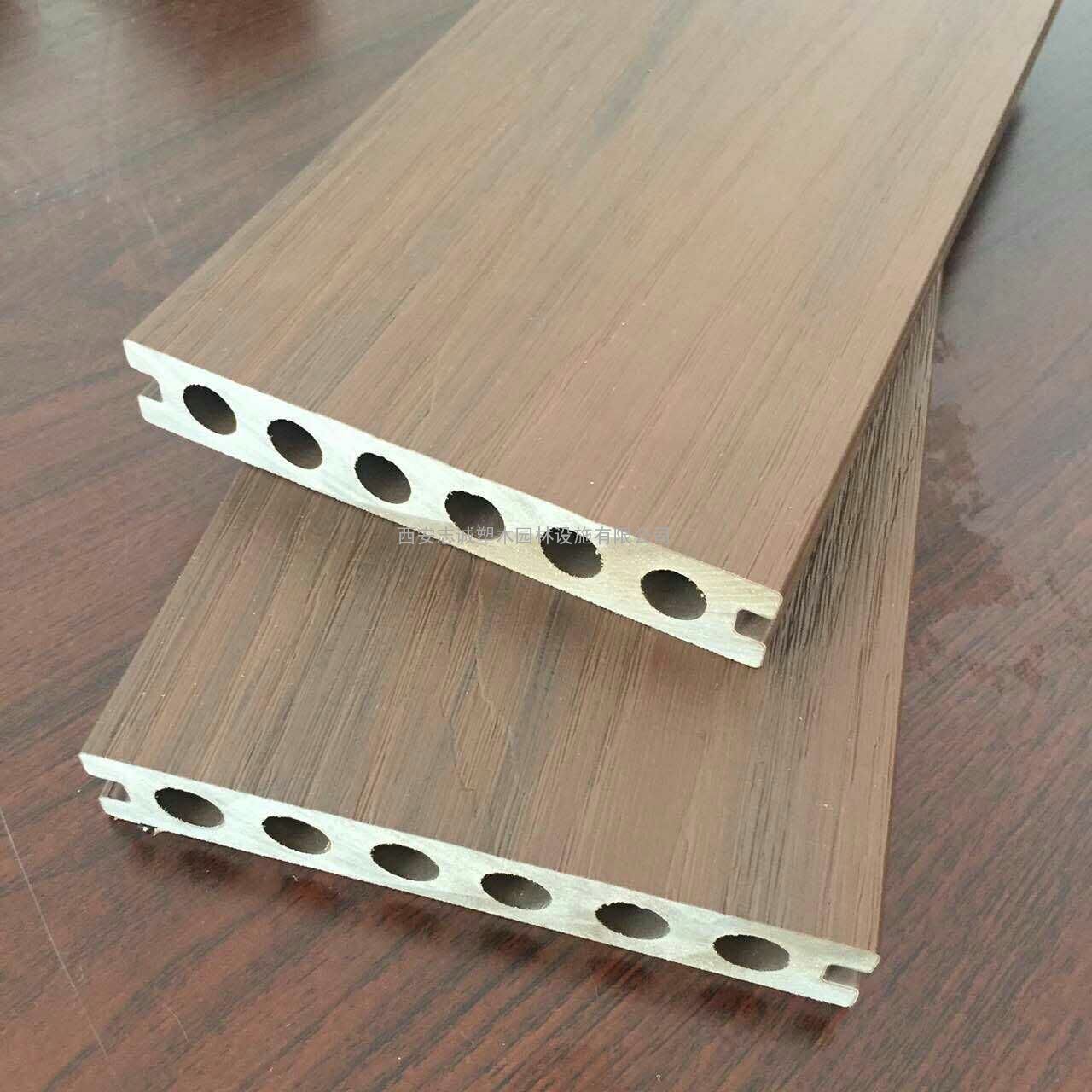 Moule d'extrusion de fente de plancher en plastique en bois de PVC à faible mousse