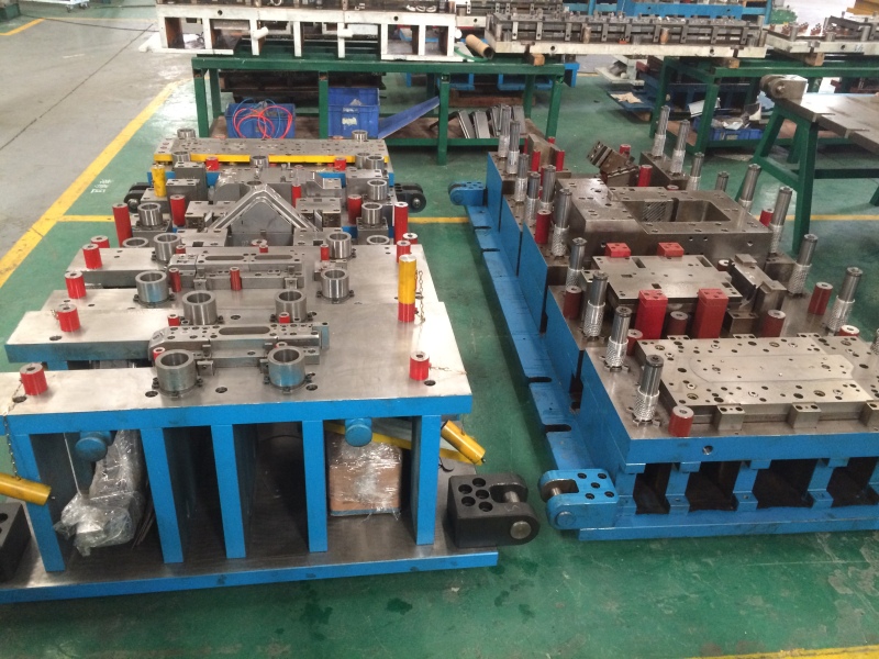 Multi-stations Transmission Die