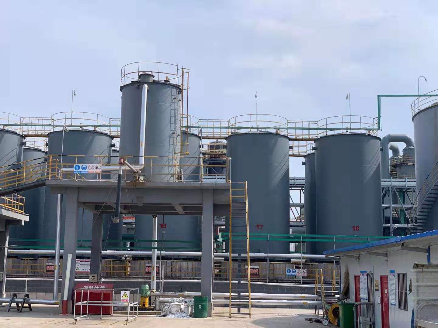 Chemical storage tank