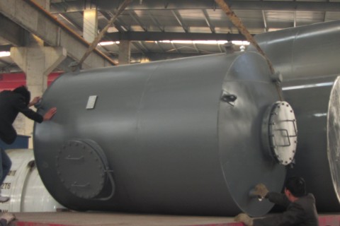 Capacité et précautions d'installation pour les réservoirs de stockage en plastique avec revêtement en acier