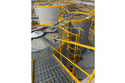 Quels sont les points à prendre en compte lors du transport et du chargement/déchargement des réservoirs de stockage en PTFE revêtus d'acier ?