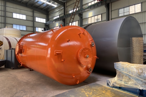 Quels problèmes faut-il prendre en compte lors du nettoyage des réservoirs de stockage en plastique revêtus d'acier ?