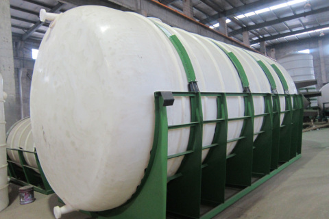 What are the characteristics of polyethylene storage tanks