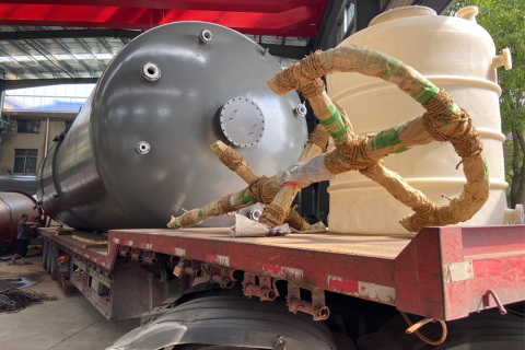 Korozyon önleyici depolama tanklarının yaygın olarak kullanılan tipleri ve bunlara karşılık gelen özellikleri nelerdir?