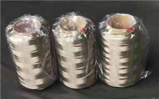 Fibra de carbono revestida de metal