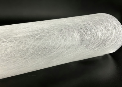 Tessuto non tessuto in fibra di vetro ad alta resistenza da 70 g/m² per pannelli acustici architettonici, piastrelle in lana minerale e soffitti perforati.