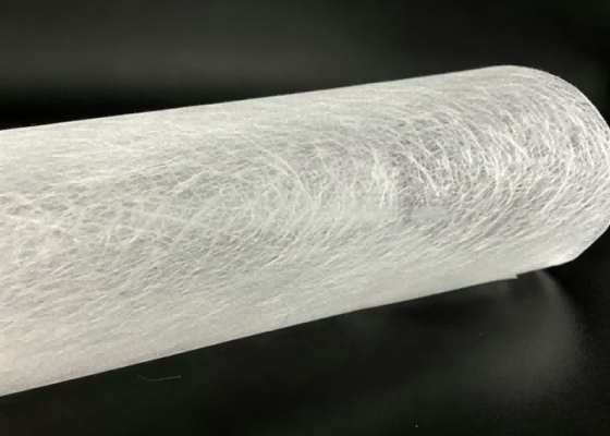 Zware, niet-geweven glasvezelmat van 70 g/m² voor architectonische akoestische panelen, minerale woltegels en geperforeerde plafonds.