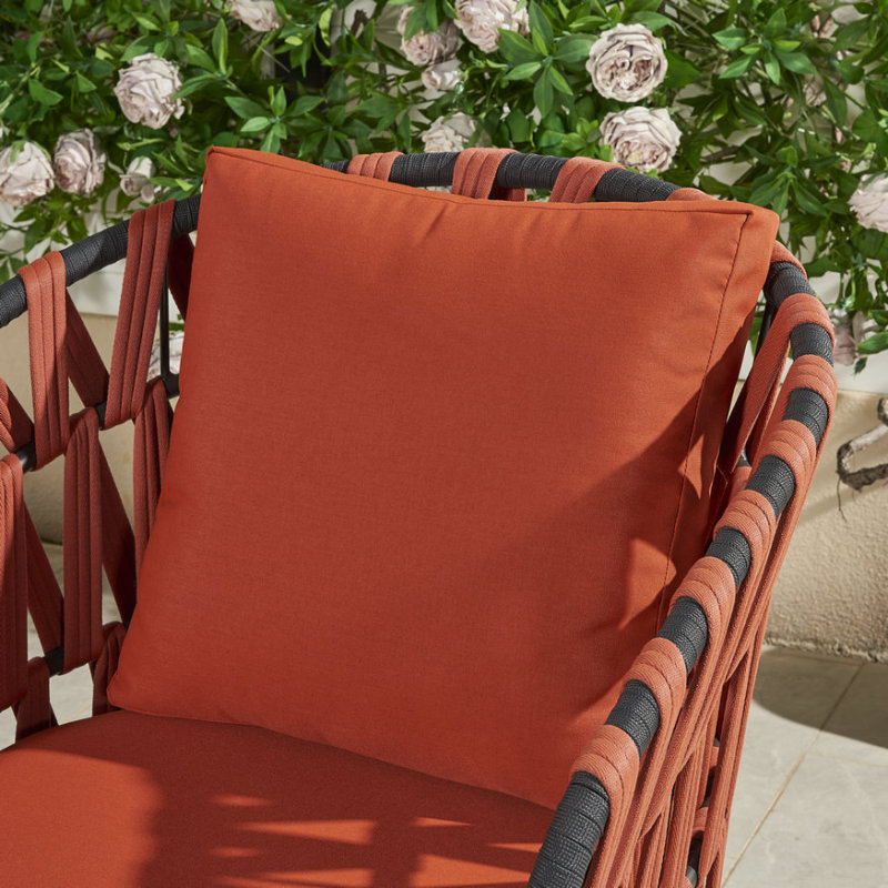 Красный цвет веревочного сада на открытом воздухе диван-мебель