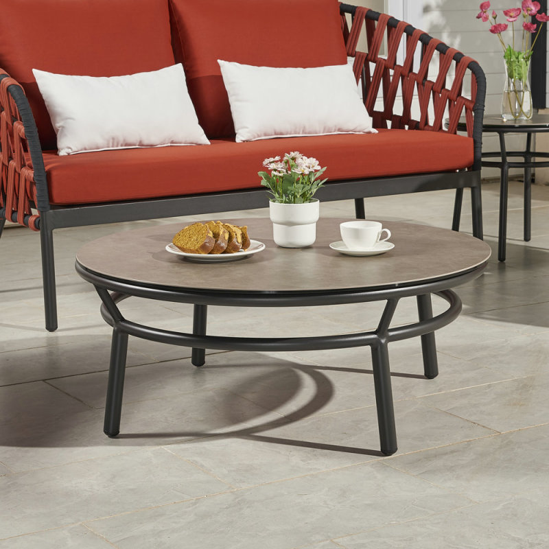 Красный цвет веревочного сада на открытом воздухе диван-мебель