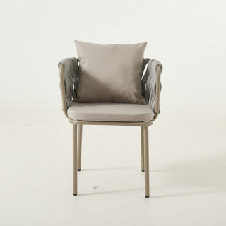 Роскошный веревочный стул в саду на крыше отеля