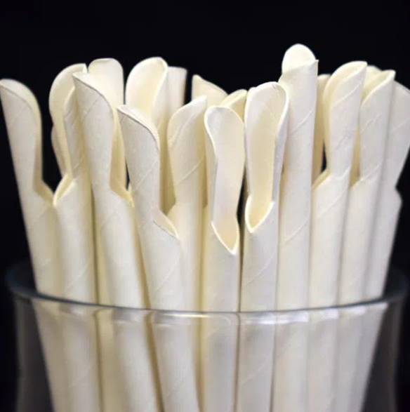 Pailles en papier cartonnées rouges et blanches emballées individuellement