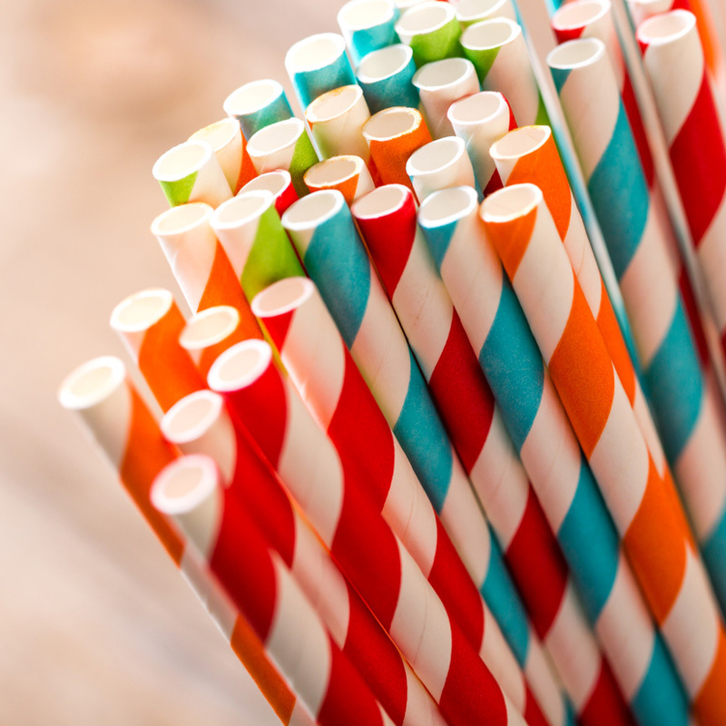 Pailles en papier cartonnées rouges et blanches emballées individuellement