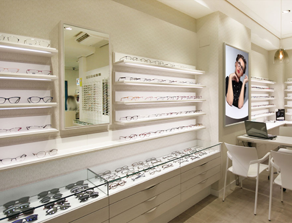 Design von Schaufenstervitrinen für Optiker im Einzelhandel