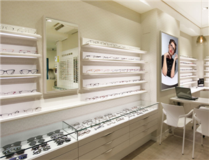 Design von Schaufenstervitrinen für Optiker im Einzelhandel