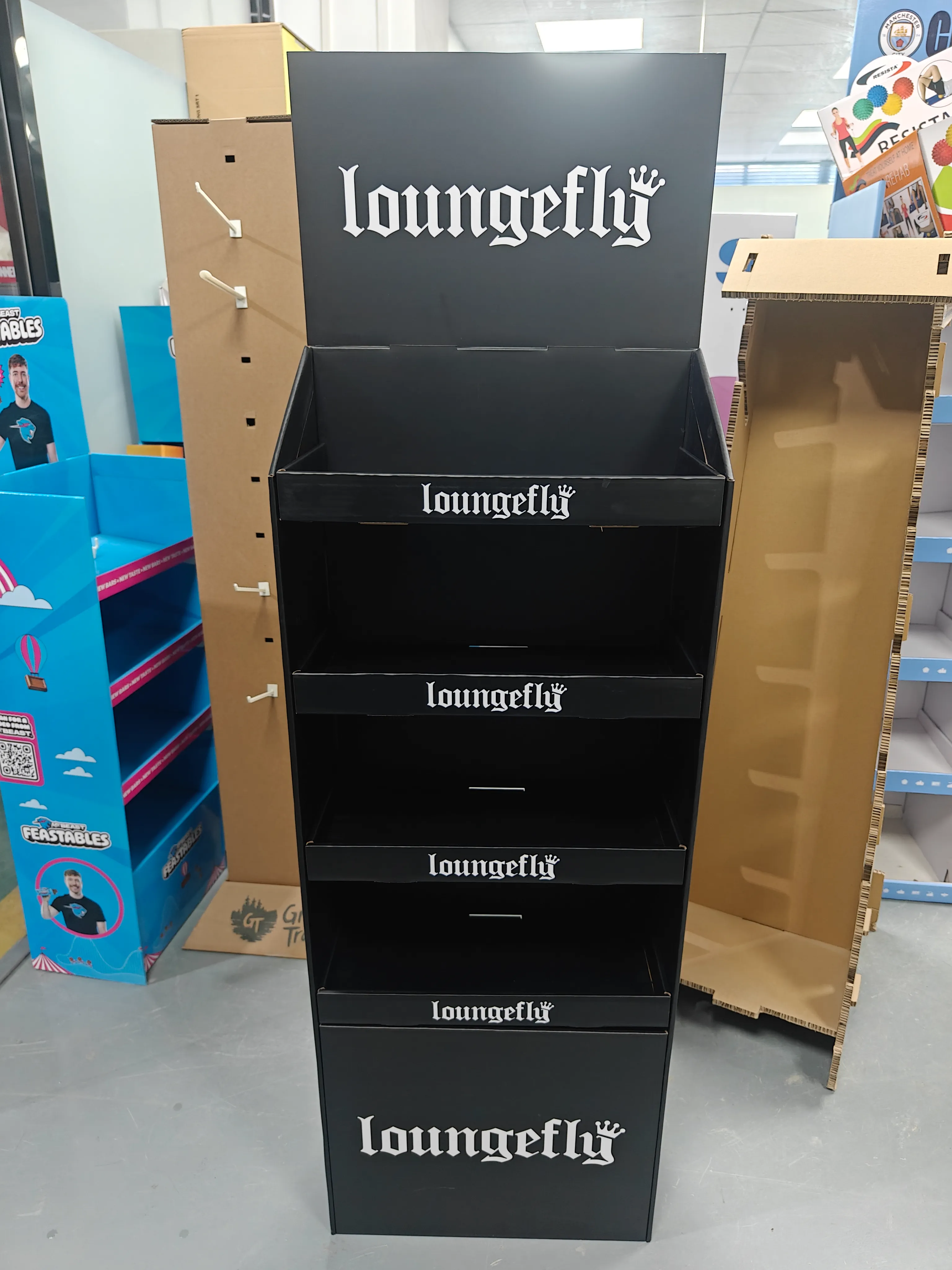 Displaystands van karton voor de detailhandel: een nieuwe vorm van duurzame merchandising voor moderne cosmeticawinkels.
